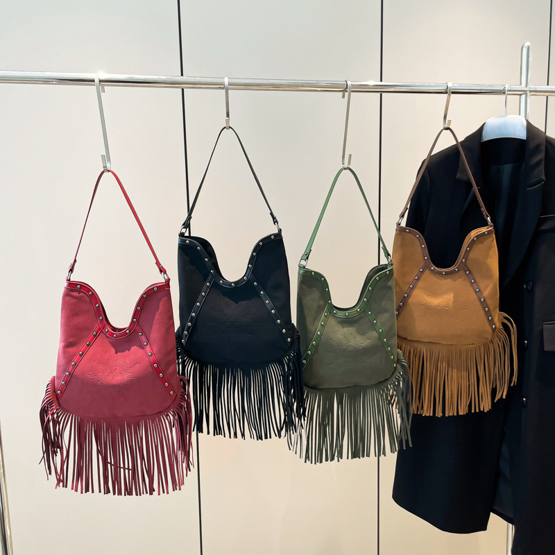 Schultertasche für Damen ⎜ Große Umhängetasche mit Fransen und Nieten für Freizeit und Festival-Look