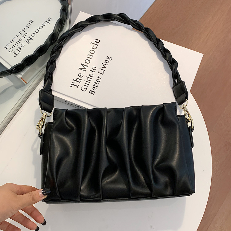 Kleine Damen Schultertasche ⎜ Modische Umhängetasche mit Faltenoptik und Stilvollem Kettenriemen