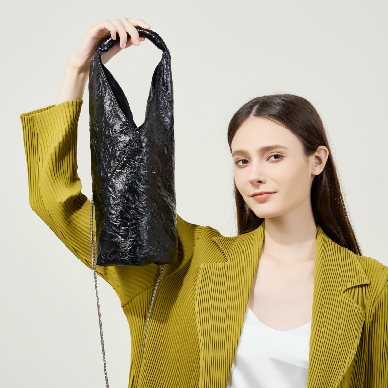 Schultertasche für Damen ⎜ Leichte Ledertasche mit viel Stauraum für Alltag und Freizeit