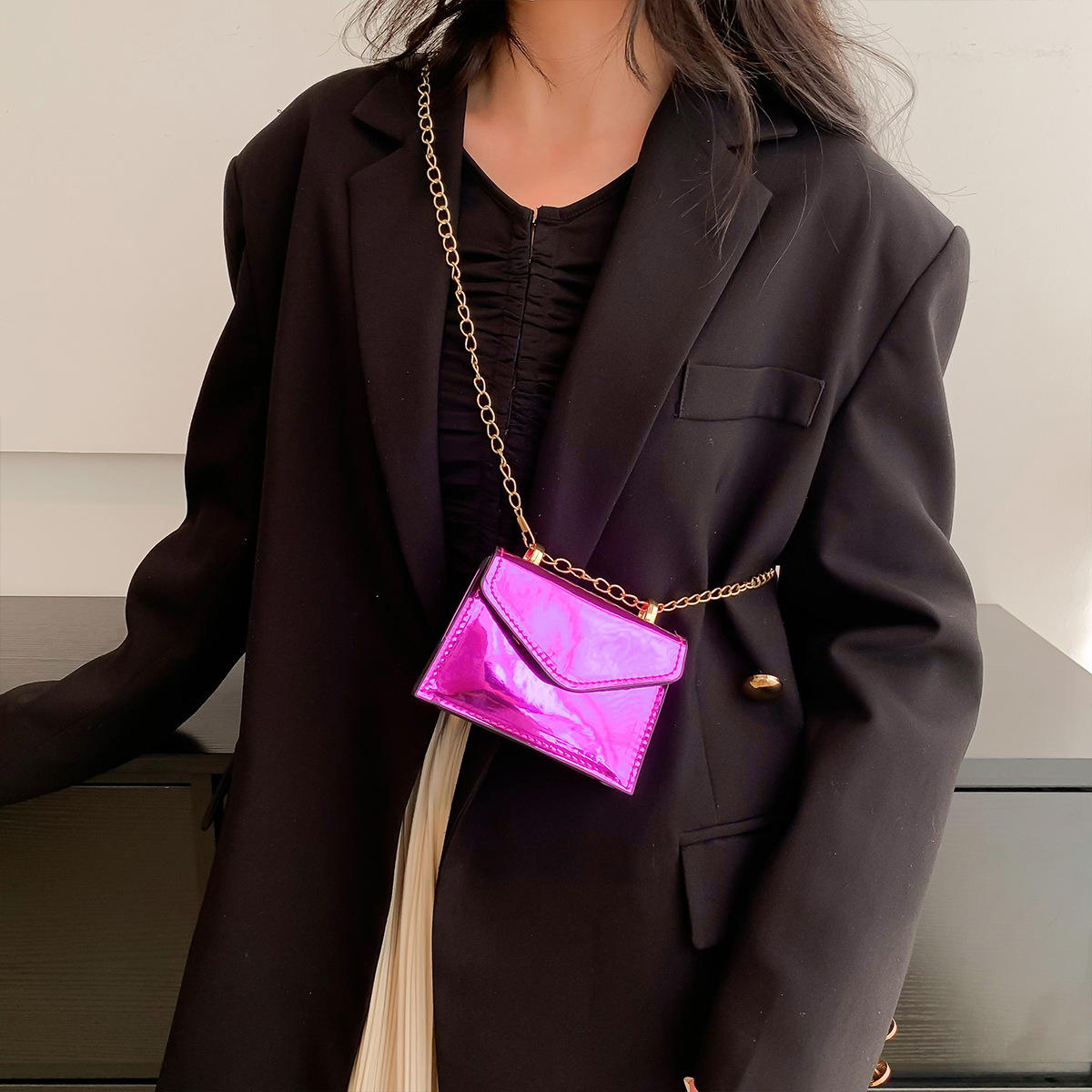 Mini Tasche für Damen ⎜ Glänzende Umhängetasche mit Kette für Lippenstift und Kleinigkeiten