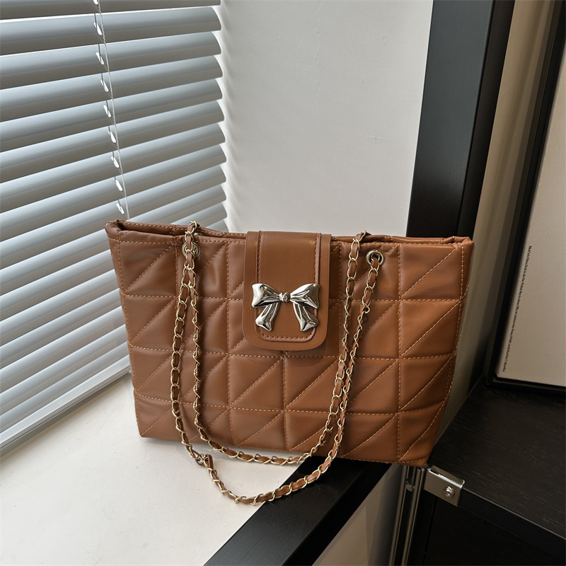 Shopper Tasche für Damen ⎜ Gepolsterte Umhängetasche mit Kettengurt und großer Schleife für stilvolle Outfits