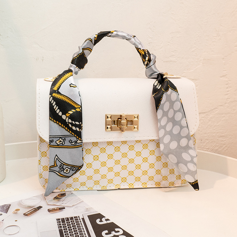 Schultertasche für Damen mit Kettengurt ⎜ Modische Handtasche mit Seidenschal-Detail für Freizeit und Stadtbummel