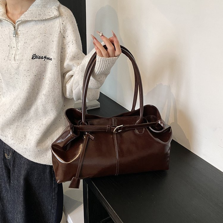 Schultertasche für Damen ⎜ Elegante Handtasche aus Leder mit Gürtel-Design für Herbst und Winter