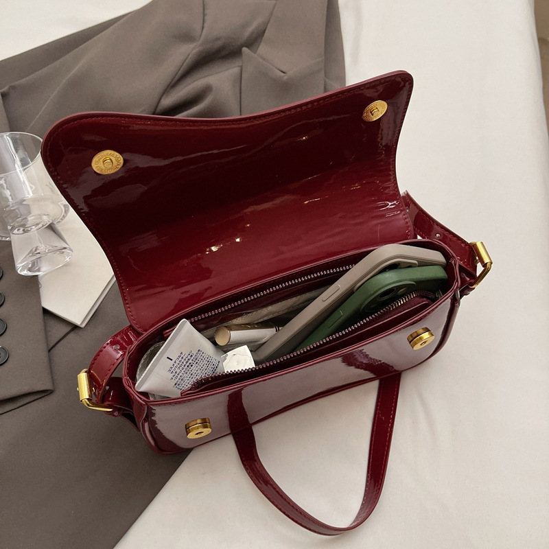 Schultertasche für Damen ⎜ Glänzende Umhängetasche mit schlichtem Design für elegante Outfits und Alltag