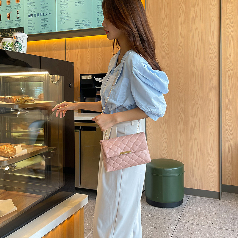 Umhängetasche für Damen ⎜ Leichte Stepp-Tasche mit Kettenriemen für Alltag und Ausgehen