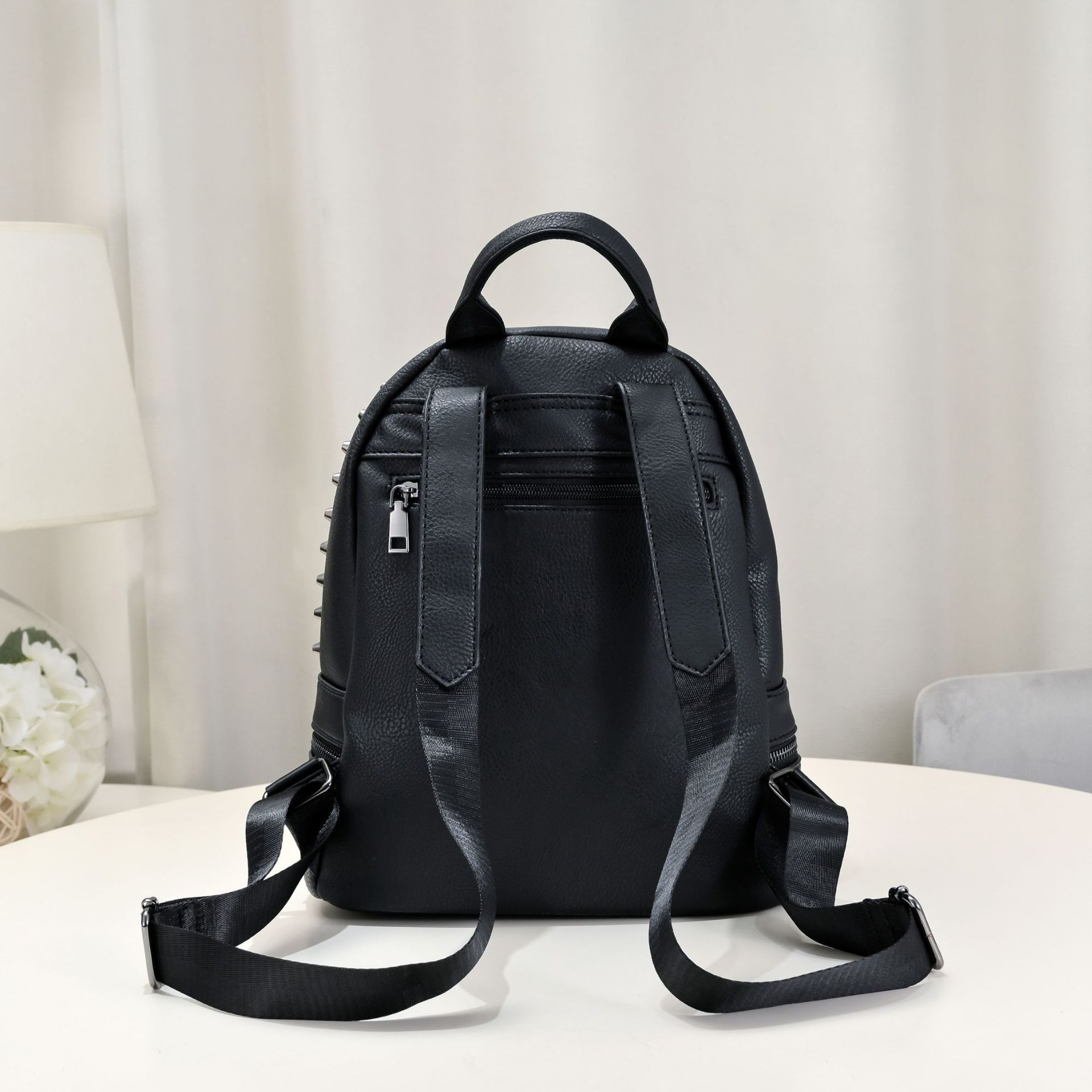 Damen Rucksack im Punk-Stil ⎜ Modischer Leder-Rucksack mit Nieten und Totenkopf-Details