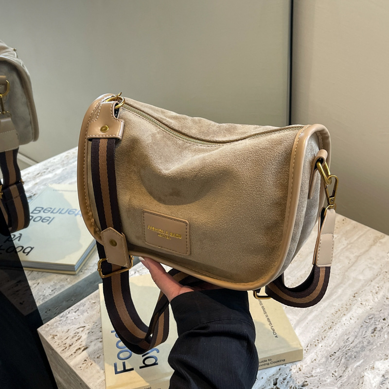 Damen Umhängetasche ⎜ Weiche Crossbody-Tasche mit Verstellbarem Gurt und Modernem Retro-Design