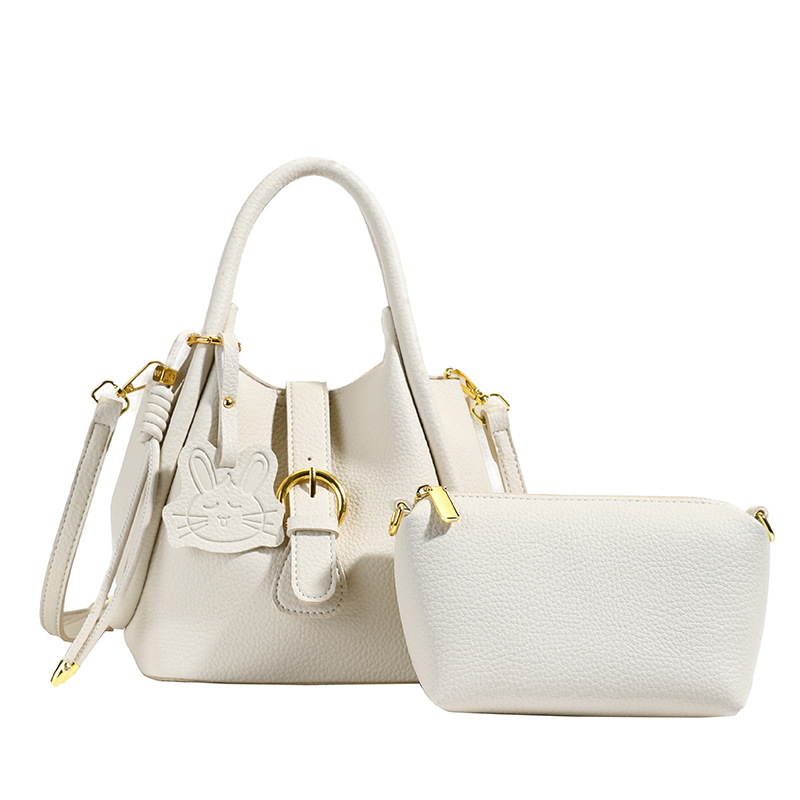 Handtasche mit Kaninchen-Anhänger ⎜ Stylische Umhängetasche mit Praktischer Tasche und Goldenen Details