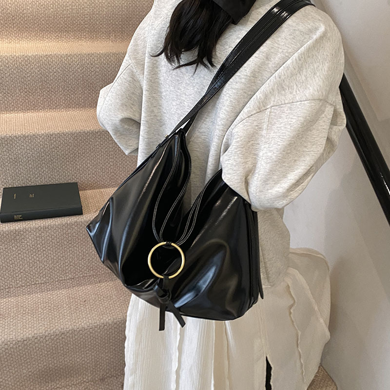Damen Schultertasche aus Kunstleder ⎜ Große Hobo Bag mit Ringdetail für Alltag und Freizeit