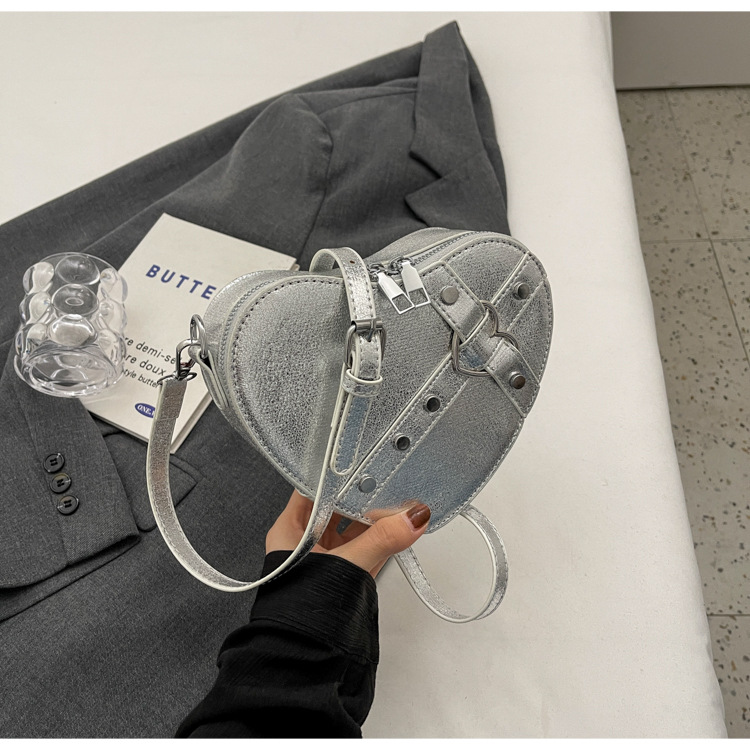 Damen Umhängetasche ⎜ Modische Herzform mit Verstellbarem Gurt und Stilvollem Riemendetail