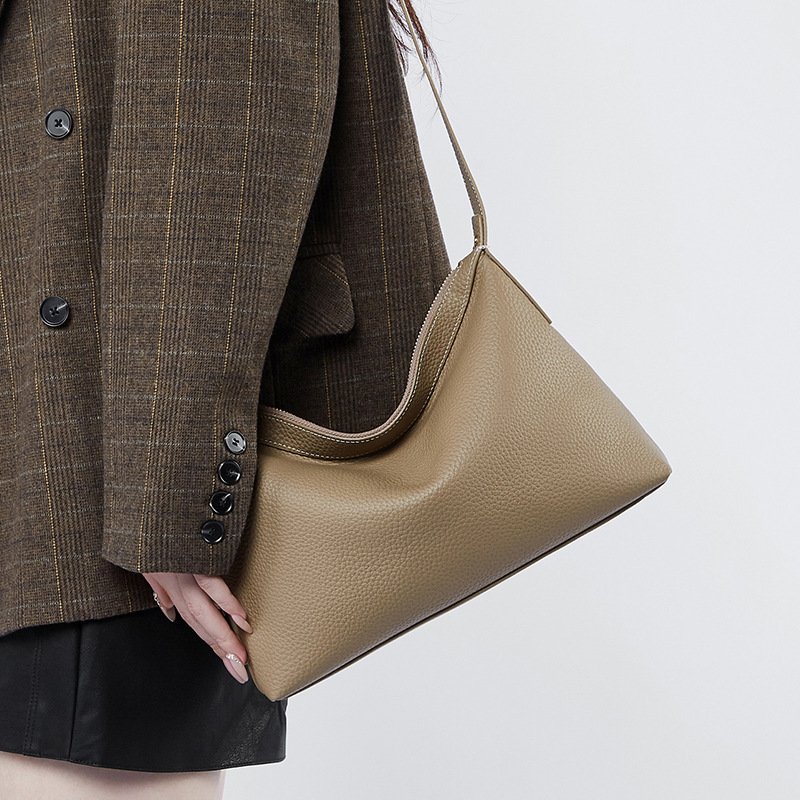 Schultertasche aus Echtleder ⎜ Minimalistische Umhängetasche für stilvolle Outfits im Alltag