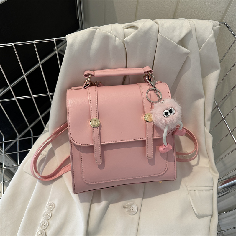 Damen Rucksack in Lederoptik ⎜ Stylischer Mini-Rucksack mit Tragegriff und Anhänger für Alltag und Freizeit