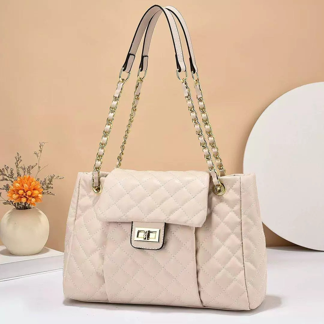 Schultertasche mit Kettenriemen ⎜ Große Damenhandtasche mit Rautensteppung und Sicheren Drehverschluss