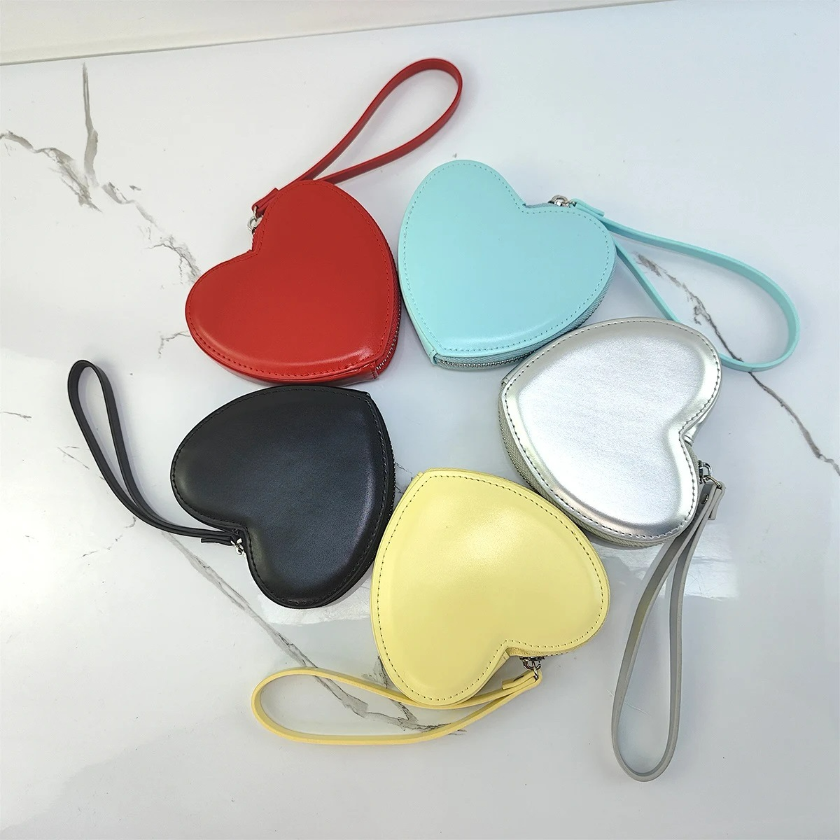 Mini-Handtasche für Damen ⎜ Herzförmige Wrist-Bag mit Handschlaufe für unterwegs und besondere Anlässe
