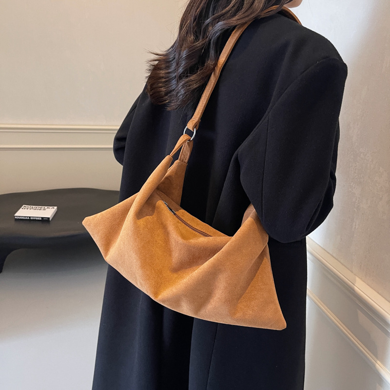 Umhängetasche für Damen ⎜ Leichte Schultertasche aus Wildleder-Optik mit Reißverschluss und Stil