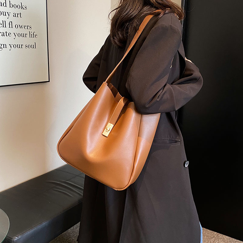 Schultertasche für Damen ⎜ Elegante Alltagstasche aus Kunstleder mit Drehverschluss und schlichtem Design