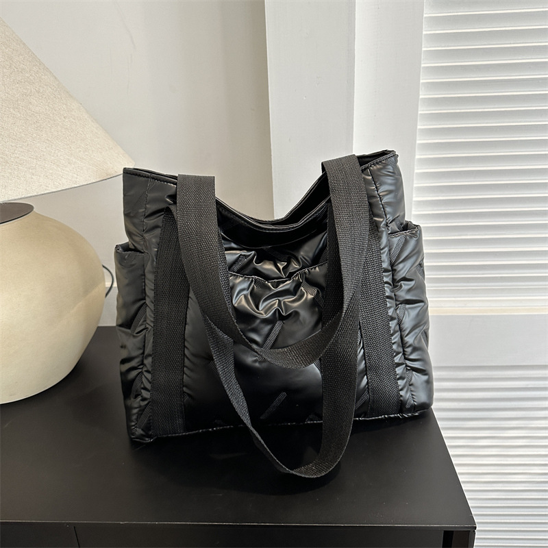 Schultertasche für Damen ⎜ Gepolsterte Wintertasche mit Seitentaschen und breiten Tragegriffen für den Alltag