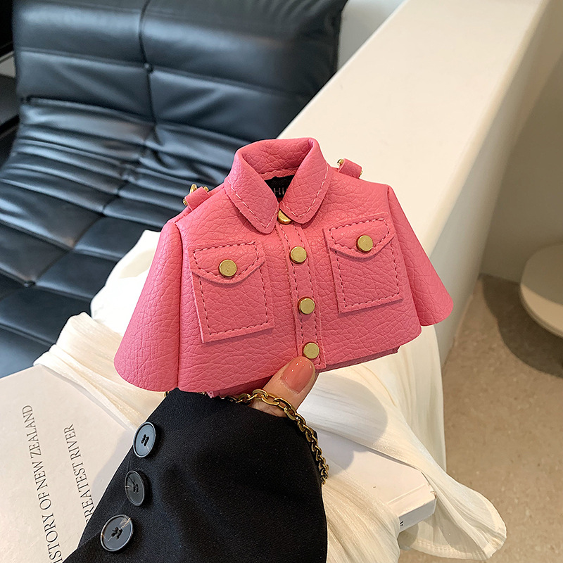 Mini Umhängetasche für Damen ⎜ Kreative Schultertasche in Jackenform mit Kette für Lippenstift und Essentials
