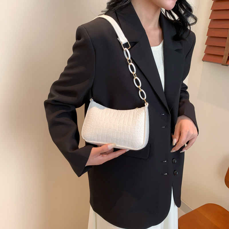 Kleine Damen Schultertasche mit Kette ⎜ Leichtes Trend-Design für stilvolle Auftritte im Alltag