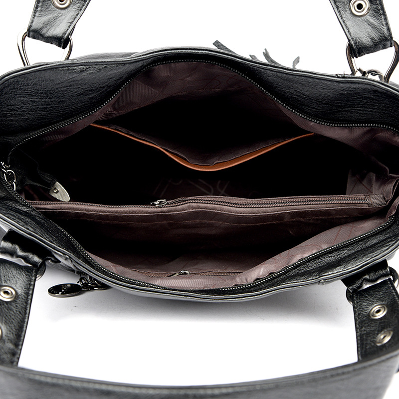Handtasche für Damen ⎜ Weiche Schultertasche in Lederoptik mit Quastenanhänger und viel Stauraum
