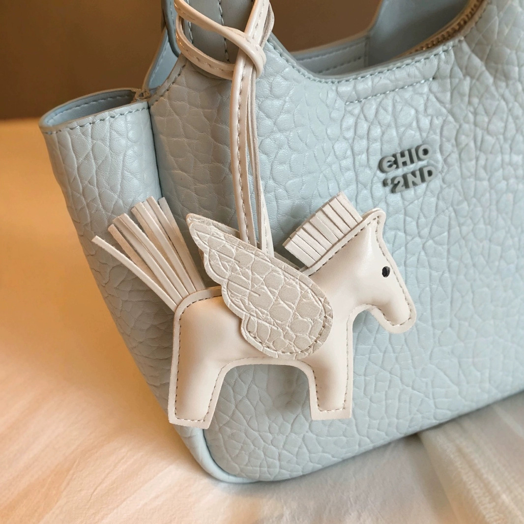Handtasche mit Pferde-Anhänger ⎜ Helle Schultertasche aus Leder für den Alltag mit Praktischem Design
