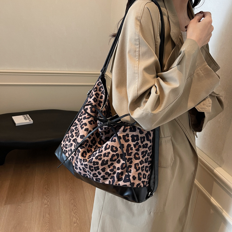Rucksack für Damen ⎜ Modischer Leoprint-Rucksack mit großer Kapazität und variabler Tragefunktion für Alltag und Reisen