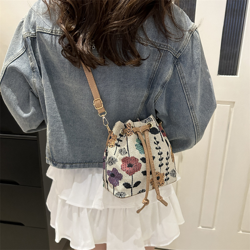 Umhängetasche im Retro-Stil ⎜ Praktische Beuteltasche mit trendigem Muster und verstellbarem Schultergurt