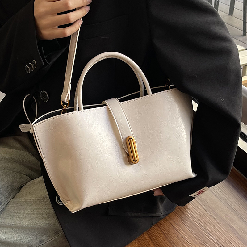 Damen Handtasche aus Kunstleder ⎜ Schlichtes Design mit Schulterriemen und viel Stauraum