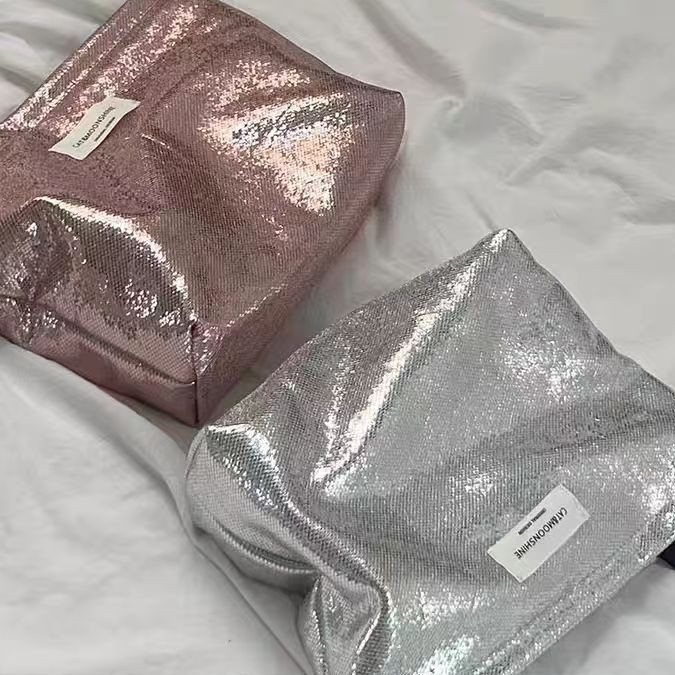 Kosmetiktasche für Damen ⎜ Glänzender Kulturbeutel mit viel Stauraum
