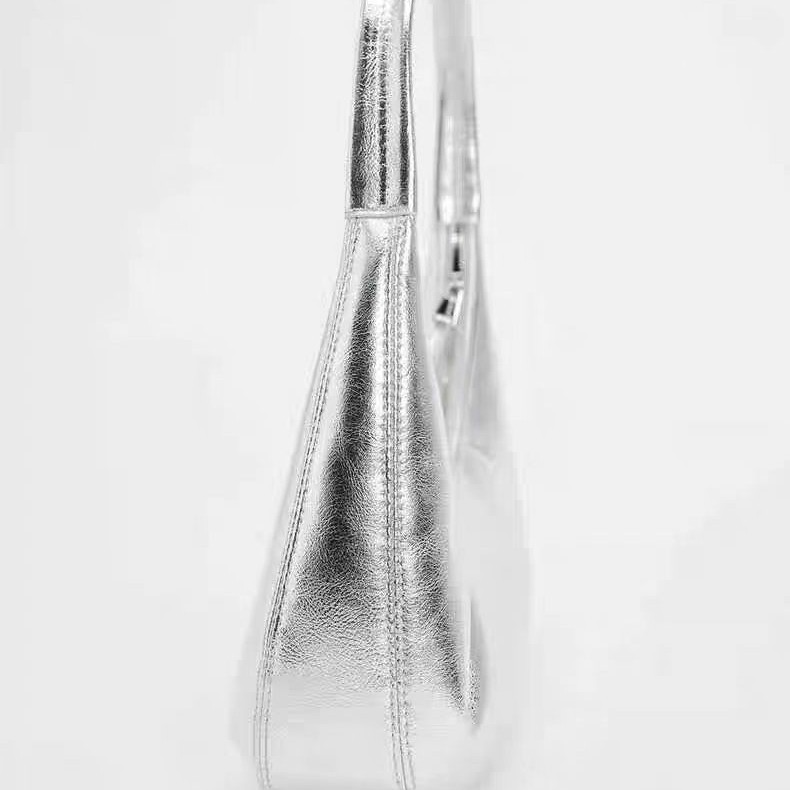 Schultertasche für Damen ⎜ Glänzende Unterarmtasche in Silber mit modernem Design für stilvolle Outfits