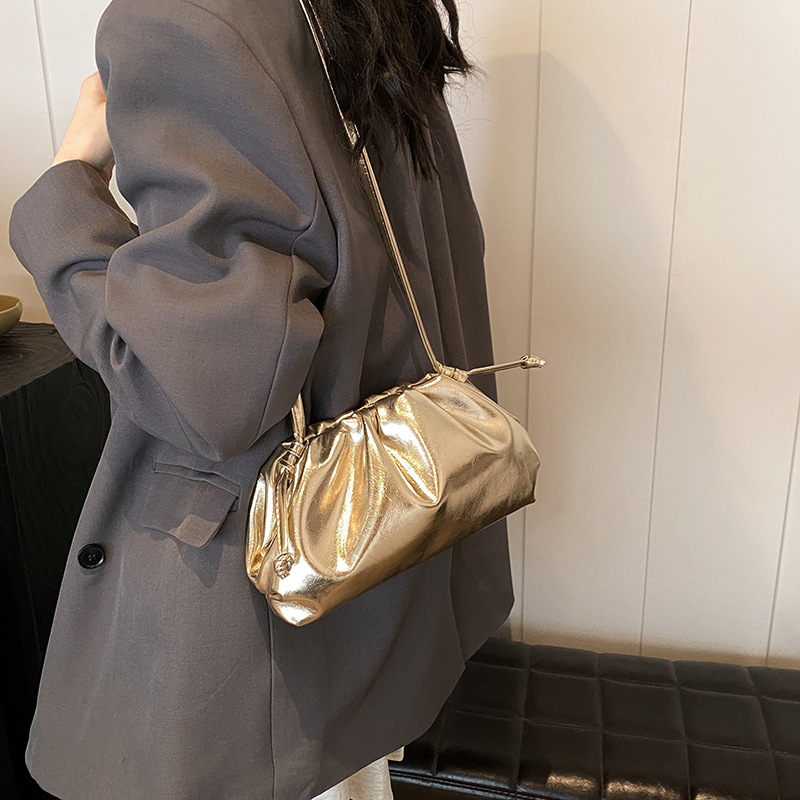 Metallische Schultertasche für Damen ⎜ Modische Dumpling-Form mit praktischer Tragefunktion