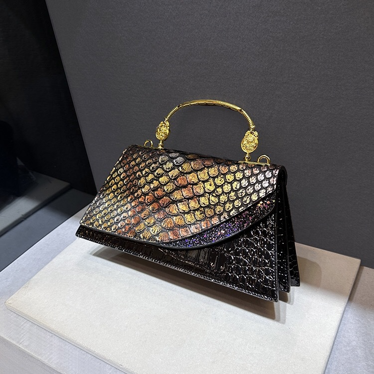 Schultertasche für Damen ⎜ Elegante Handtasche im edlen Schlangenleder-Design mit goldenen Akzenten