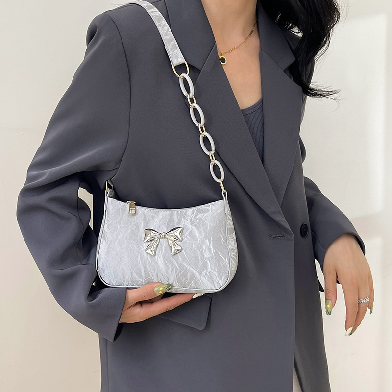 Umhängetasche für Damen ⎜ Modische Schultertasche mit Schleifendetail und Kettengliedern für Alltag und Ausgehen