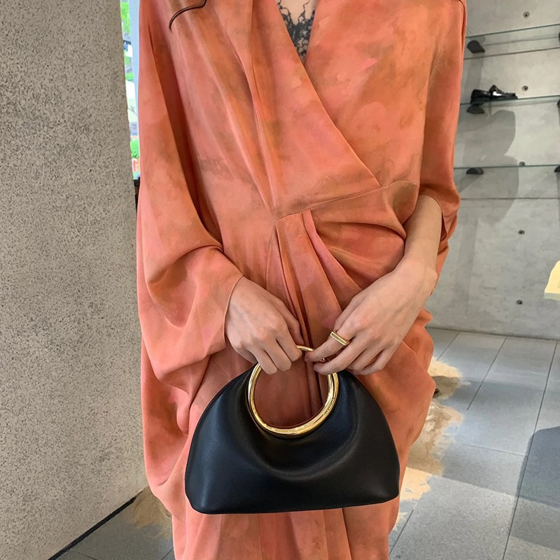 Handtasche mit Metallring ⎜ Weiche Lederoptik Tasche zum Handtragen mit modernem Design und praktischem Griff