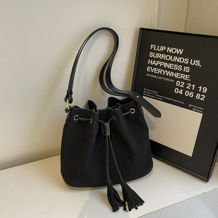 Beuteltasche für Damen ⎜ Modische Umhängetasche aus Wildlederimitat mit Kordelzug und Quasten für den Alltag