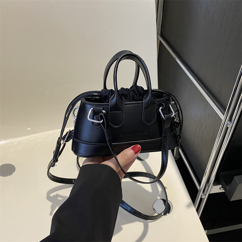 Mini Handtasche für Damen ⎜ Farbige Umhängetasche mit Tragegriff für Alltag, Party und stilvolle Outfits