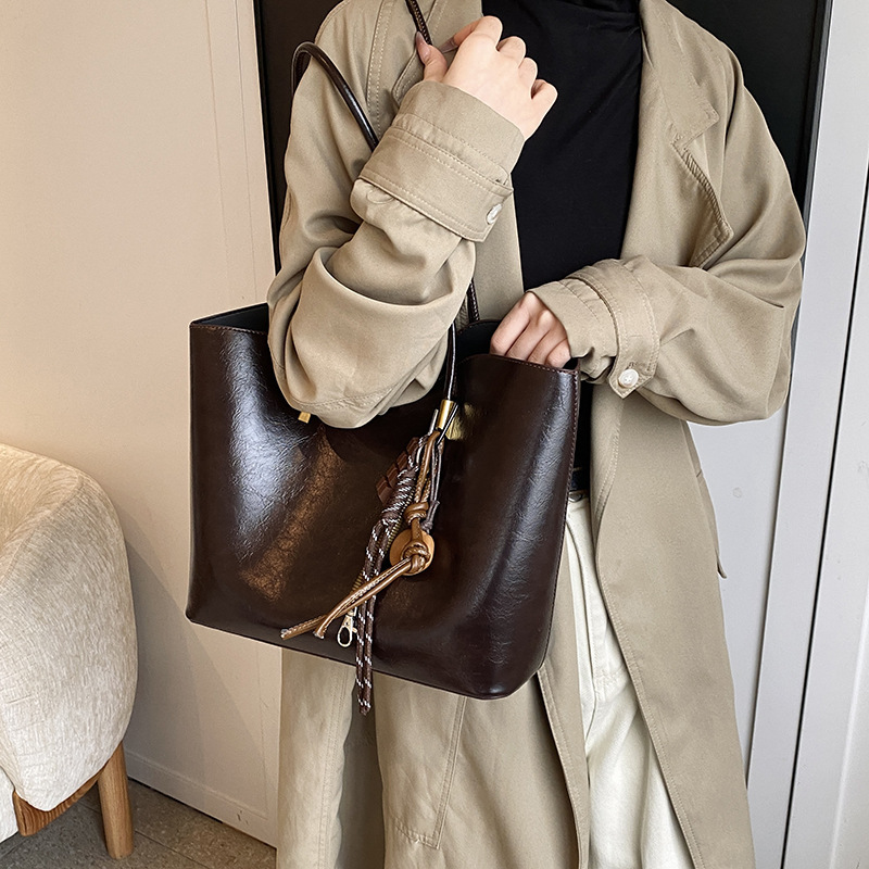 Damen Schultertasche in Lederoptik ⎜ Geräumige Alltagstasche mit Retro-Design und praktischer Innenaufteilung