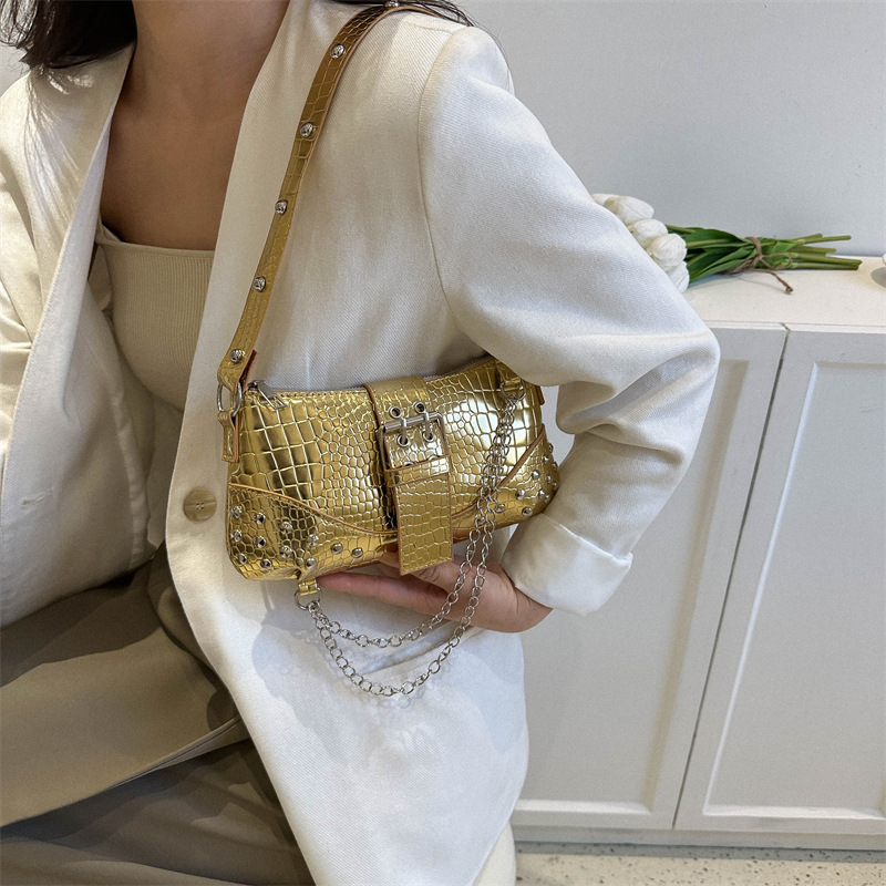 Modische Damen Schultertasche ⎜ Robuste Umhängetasche mit Kroko-Prägung, Nieten und Kettenriemen
