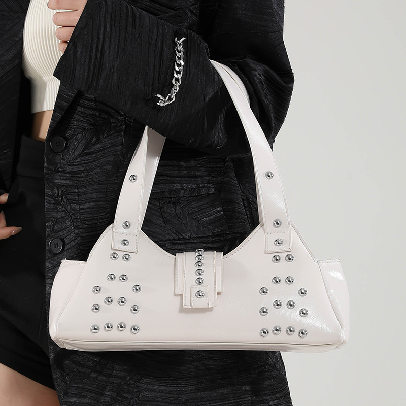 Schultertasche für Damen ⎜ Glänzende Armtasche aus Leder mit Nieten für Streetstyle und Alltag
