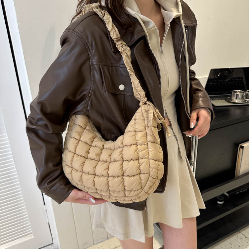 Quilted Schultertasche für Damen ⎜ Modische Henkeltasche mit verstellbarem Tragegurt und raffiniertem Design