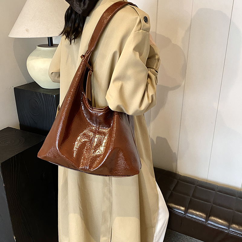 Tote Bag für Damen aus Kunstleder ⎜ Schlichte Schultertasche für Alltag, Büro und Freizeitoutfits