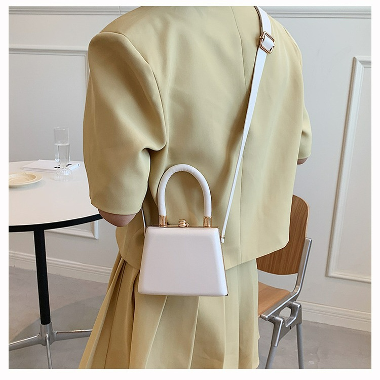 Damen Clip-Handtasche in Kontrastfarben ⎜ Elegante Mini-Tasche mit Bügelverschluss und kurzem Tragegriff