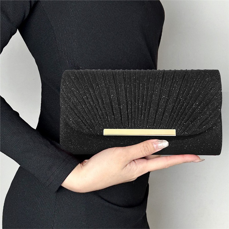 Glamouröse Clutch für Damen ⎜ Elegante Abendtasche mit edlem Falten-Design und goldfarbenem Akzent