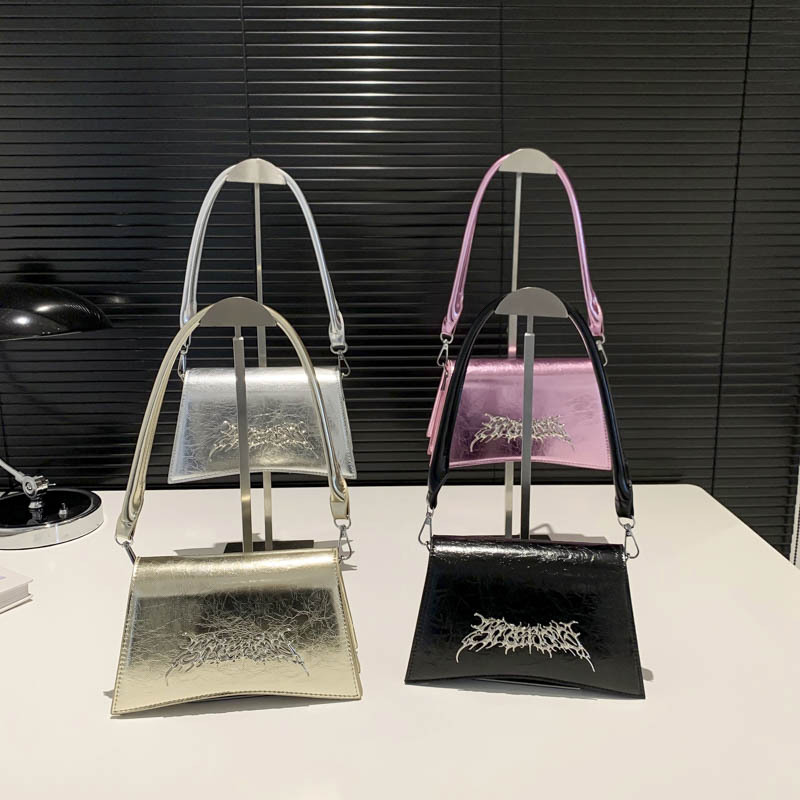 Modische Umhängetasche für Damen ⎜ Trendige Tasche im Metallic-Look mit auffälligem Design und Kettenakzent
