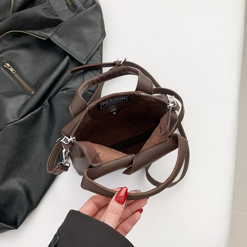 Schultertasche für Damen  Stylische und vielseitige Handtasche im modernen Hemd-Design