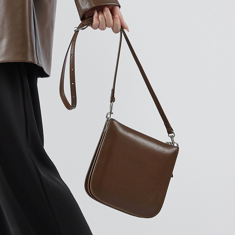 Schultertasche für Damen ⎜ Kompakte Umhängetasche mit Handyfach aus Leder für Alltag und Freizeit