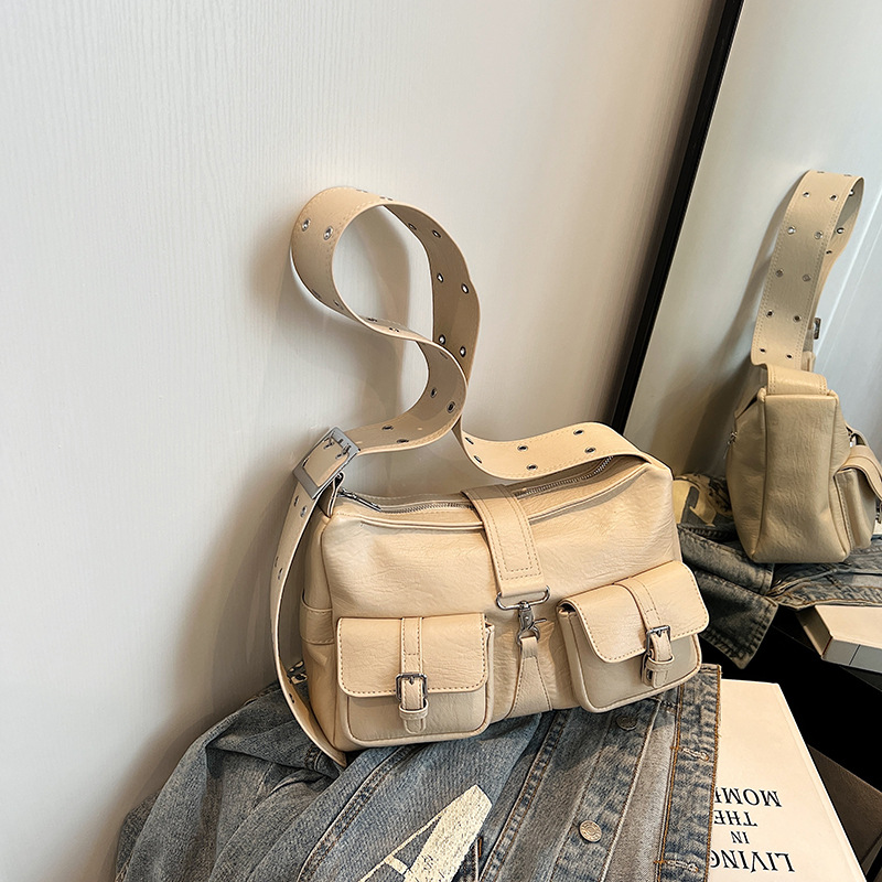 Schultertasche für Damen ⎜ Geräumige Umhängetasche im Biker-Stil mit mehreren Fronttaschen und verstellbarem Riemen