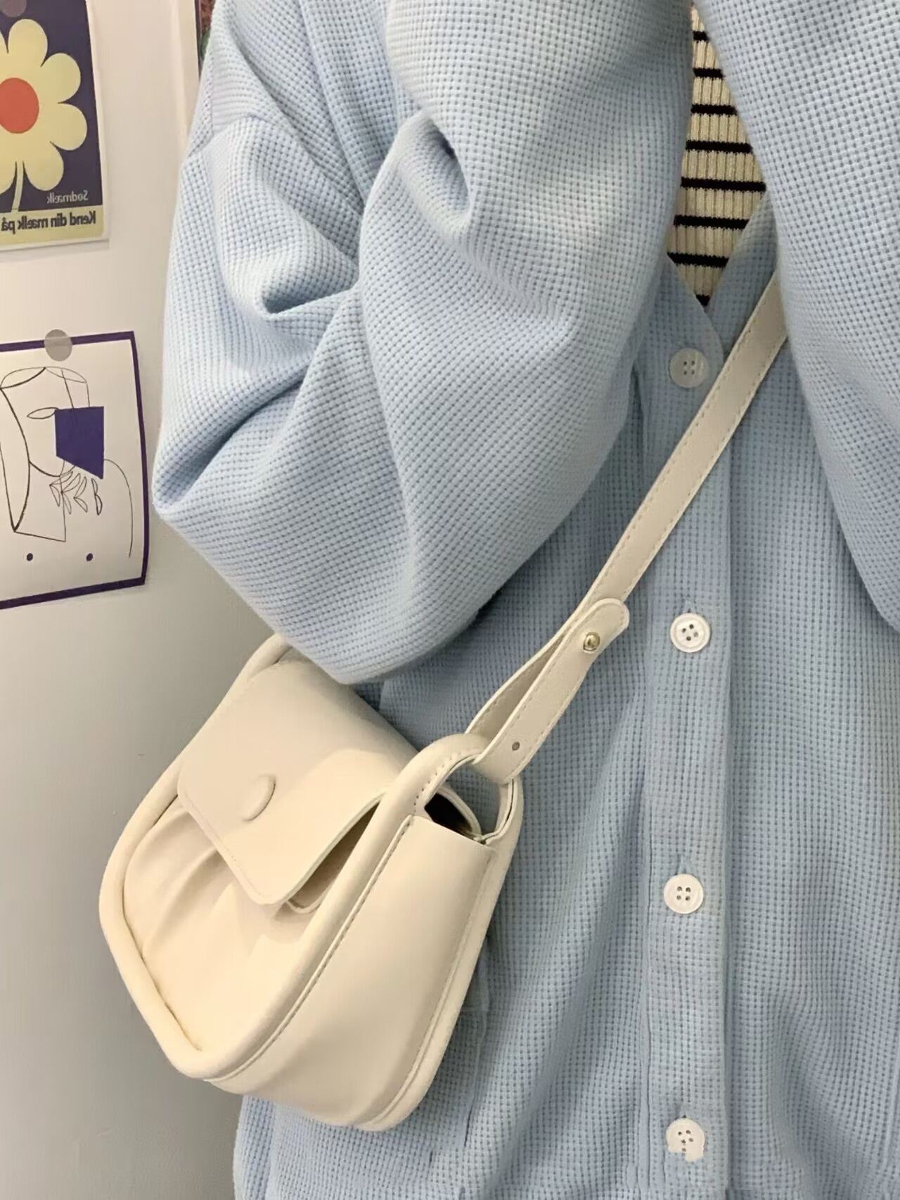 Schultertasche für Damen ⎜ Kleine, gepuffte Umhängetasche im Alltagsstil mit praktischem Verschluss