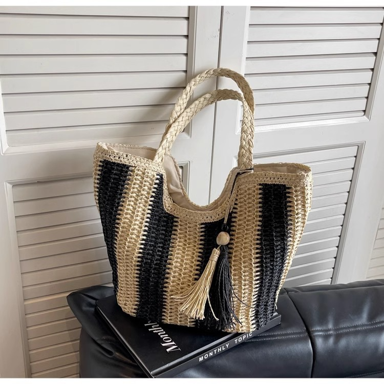 Strandtasche für Damen aus Strohgeflecht ⎜ Leichte Schultertasche mit Quaste für Sommer und Urlaub