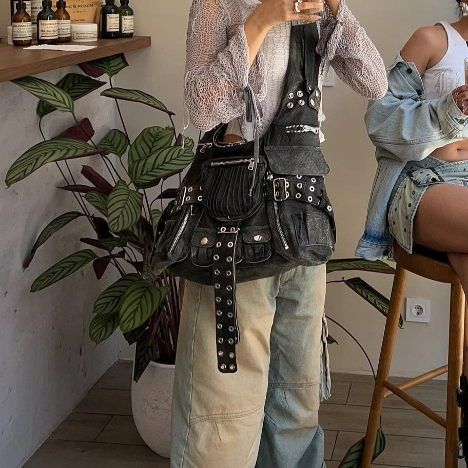 Schultertasche für Damen ⎜ Ausgefallene Umhängetasche im Biker-Stil mit Nieten, Knotenriemen und vielen Taschen